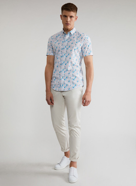 Biała koszula męska na krótki rękaw w kolorowy roślinny deseń