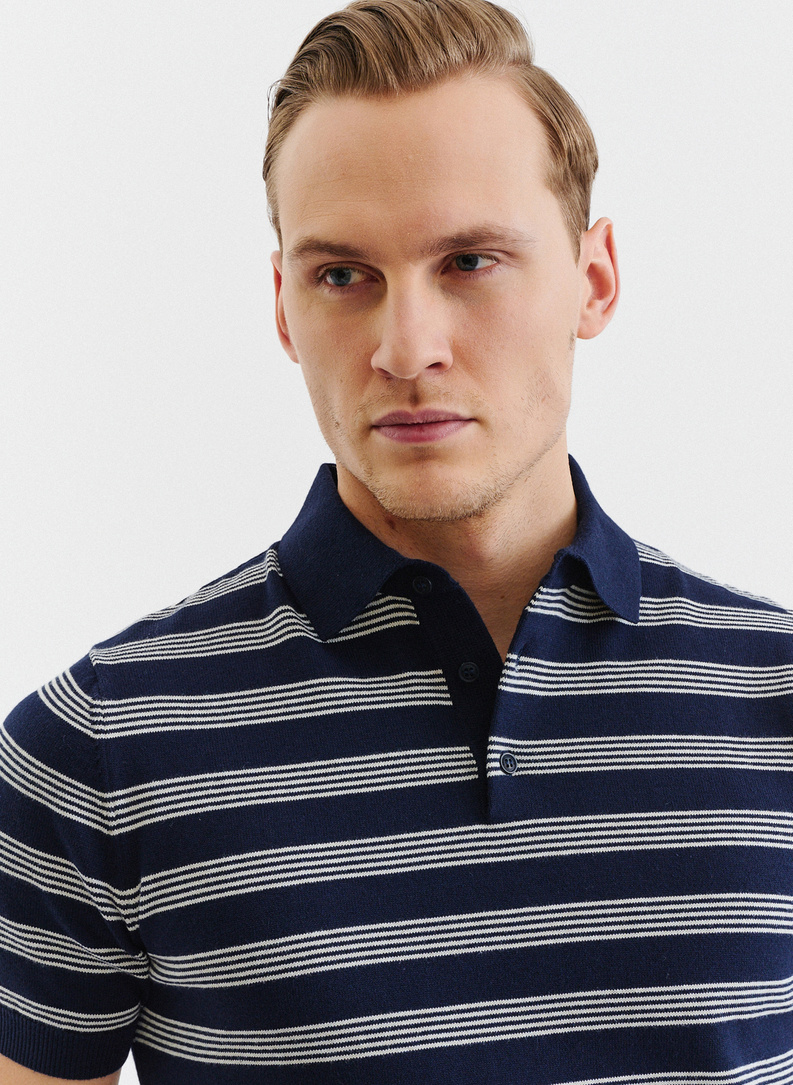 Granatowy T-shirt polo w jasne paski