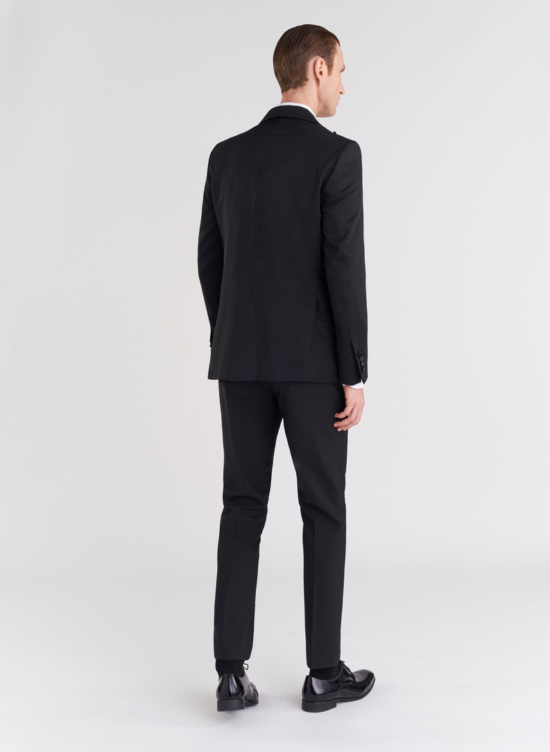 Czarny smoking z wzorzystą marynarką 