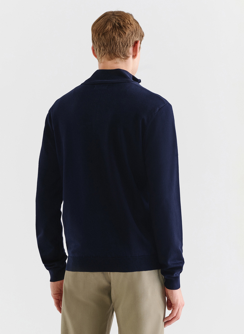 Granatowy sweter z wysoką stójką zapinaną na zamek