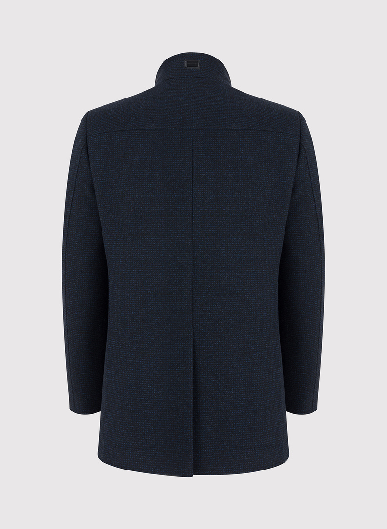 Granatowy płaszcz męski w drobną kratę