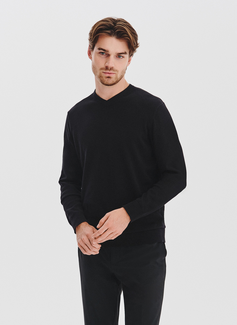 Czarny sweter męski v-neck