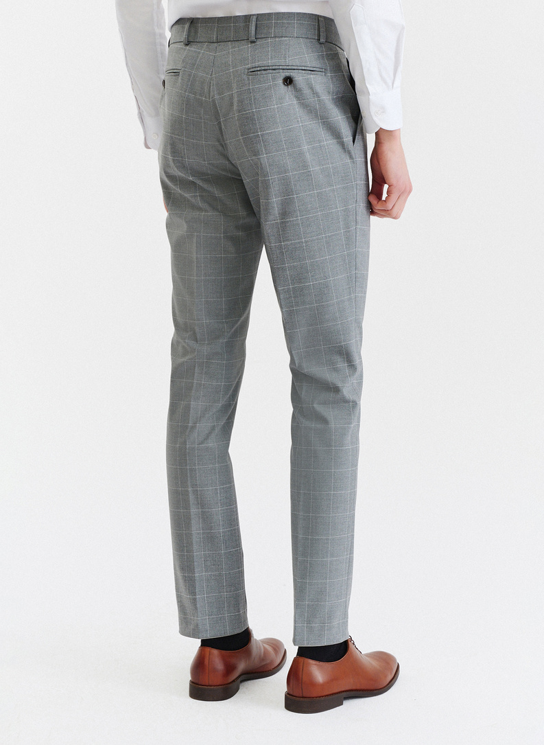 Szary garnitur męski z wełny