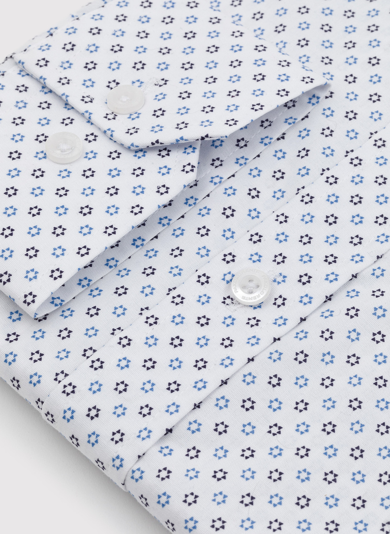 Biała koszula niebieskie trójkąty