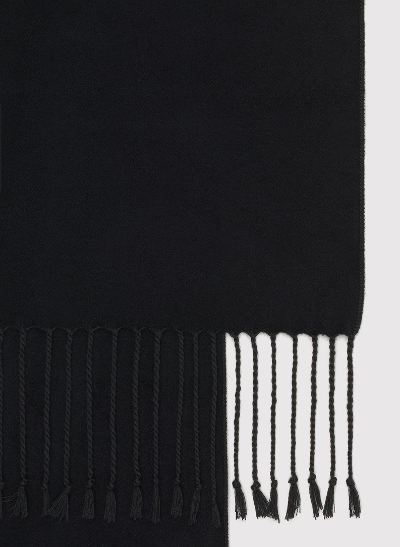 Szalik z frędzlami w kolorze czarnym 
