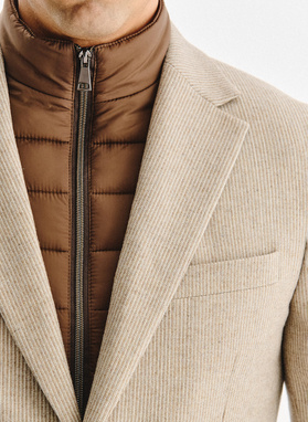 Beżowa marynarka męska z odpinaną stójką