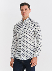 Biała koszula w niebieski wzór geometryczny