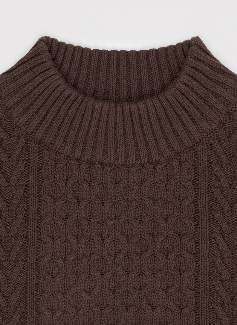 Półgolf z warkoczowym splotem w kolorze brązowym