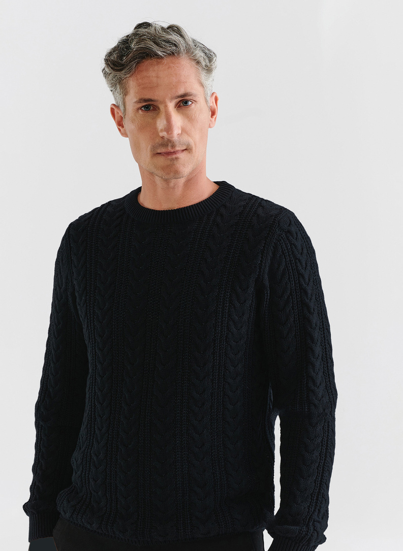 Czarny sweter męski o warkoczowym splocie