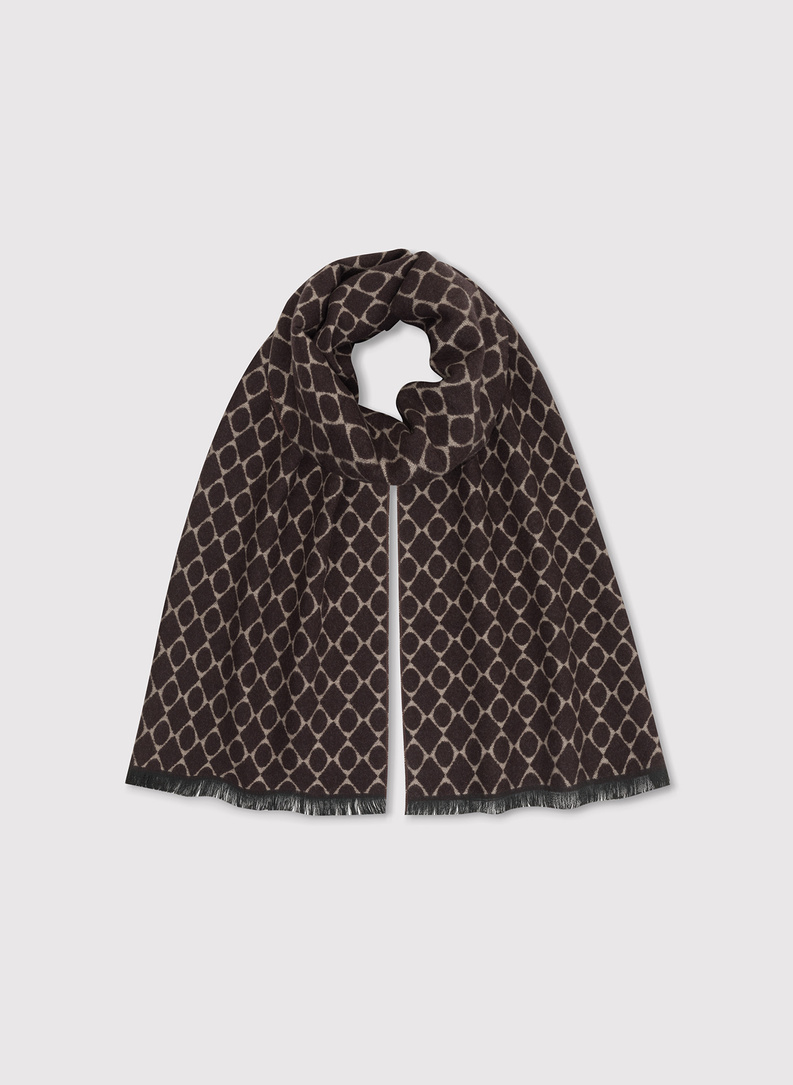 Brązowy szalik we wzory