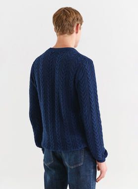 Granatowy sweter męski o warkoczowym splocie