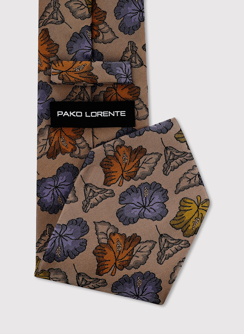 Beżowy krawat w jesienne liście