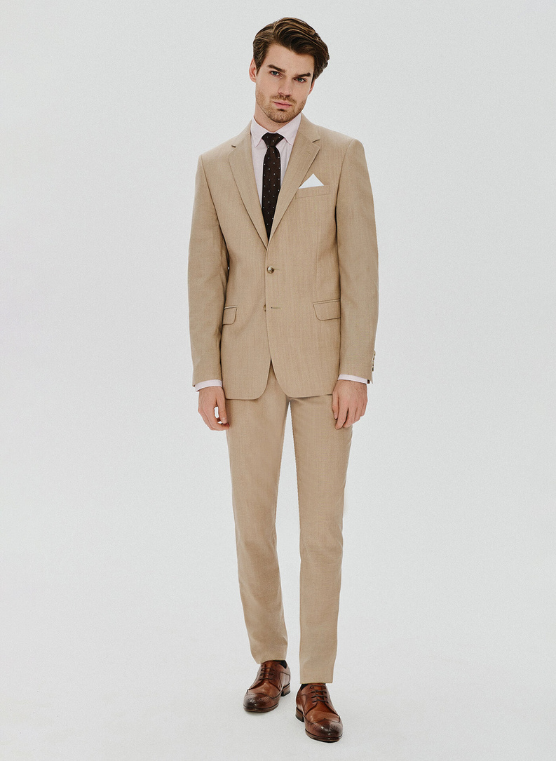 Beżowy wełniany garnitur męski 