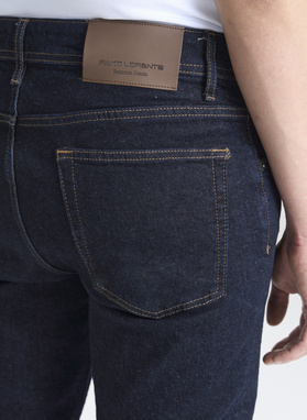 Granatowe spodnie męskie jeans