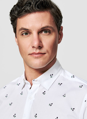 Biała koszula męska w wiśnie