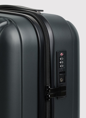 Mała czarna walizka ze żłobieniami