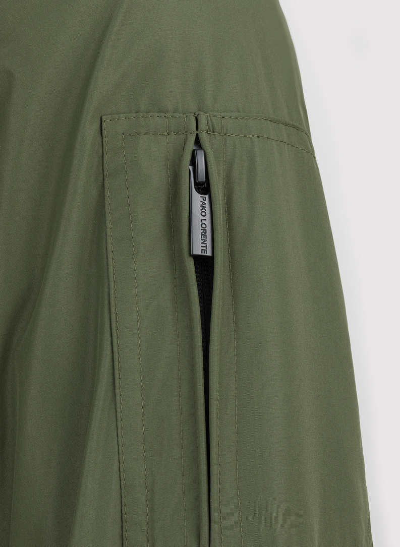 Zimowa kurtka z kapturem w kolorze zielonym