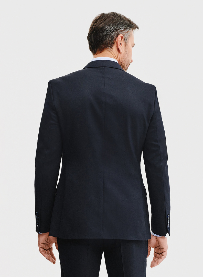 Gładki granatowy garnitur męski