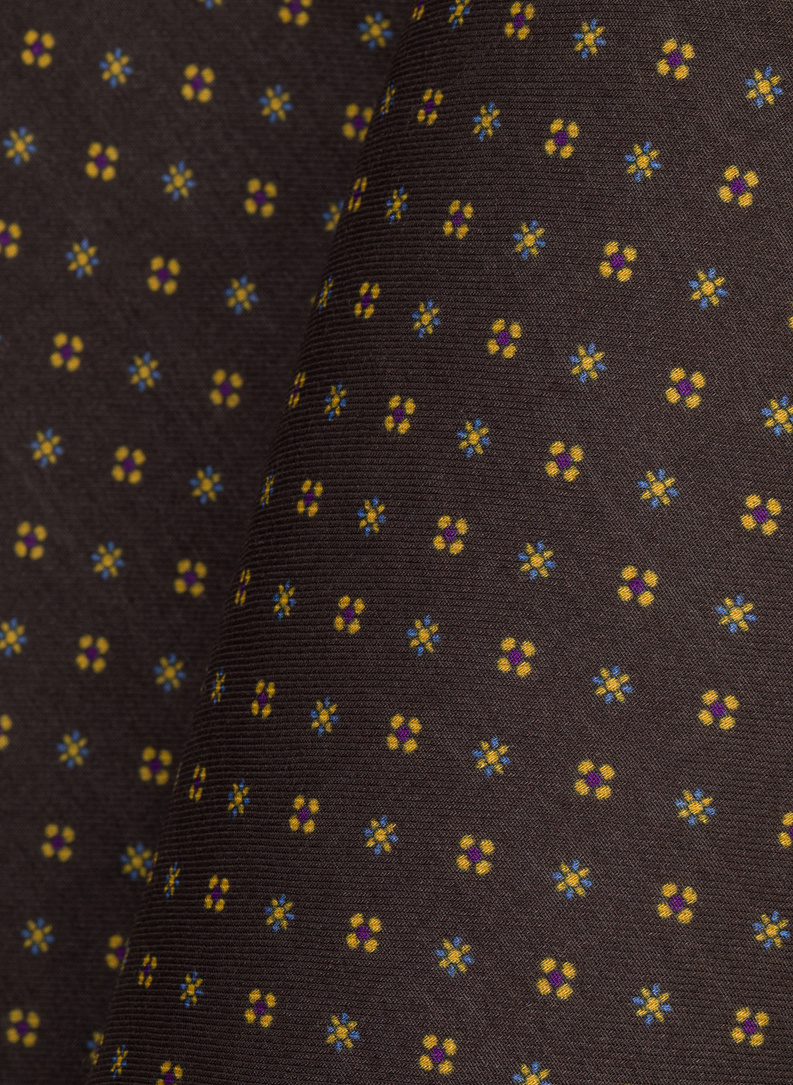 Brązowa poszetka w mikrowzór