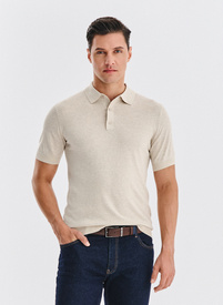 Beżowy swetrowy t-shirt polo