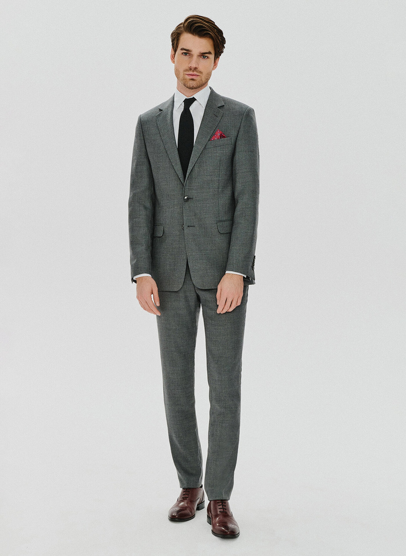 Szary wełniany garnitur
