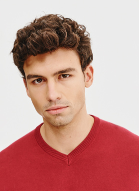 Czerwony męski sweter w serek