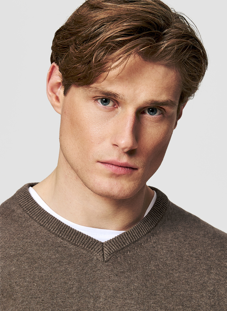 Brązowy męski sweter z dekoltem w serek 