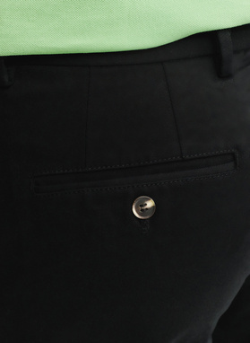 Czarne spodnie z zaszewkami