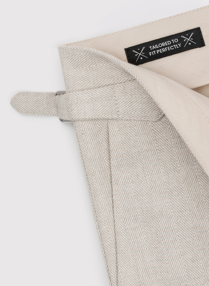 Męskie spodnie w kolorze beżowym w jodełkę