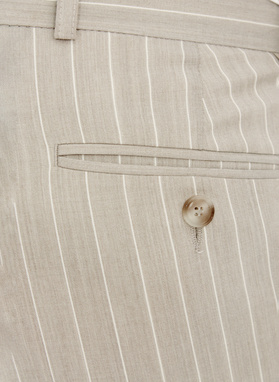 Beżowy garnitur męski w prążek