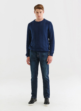 Granatowy sweter męski o warkoczowym splocie