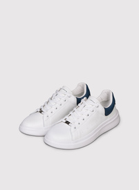 Białe sneakersy męskie z granatowym zapiętkiem