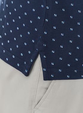 Granatowy t-shirt polo w geometryczny wzór