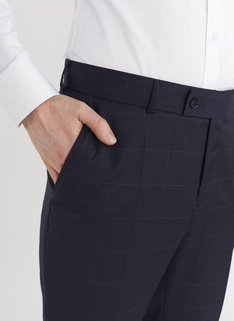 Granatowy garnitur dwurzędowy w subtelną kratę