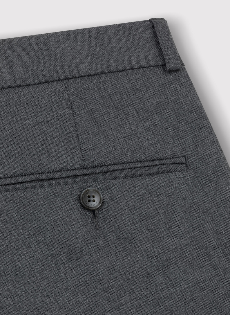 Szary wełniany garnitur