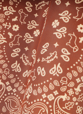 Jasnobrązowa poszetka we wzór