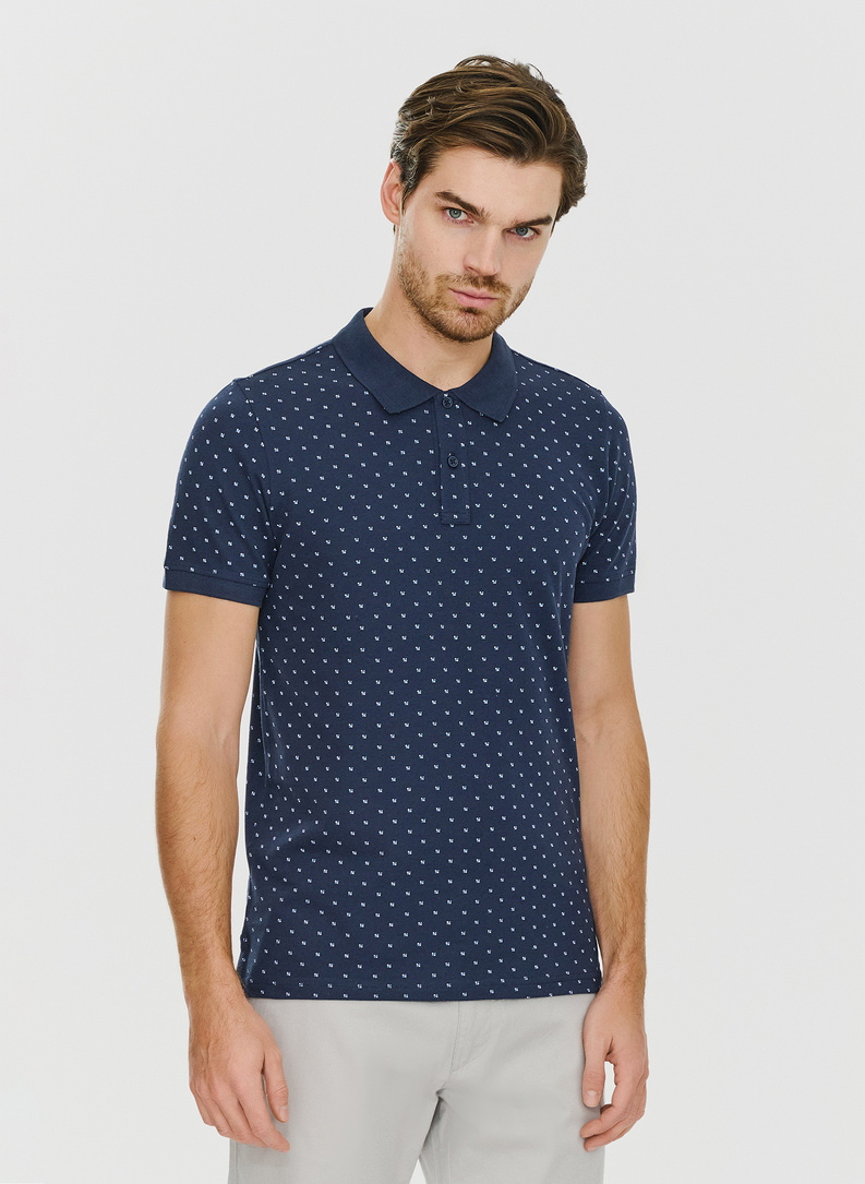 Granatowy t-shirt polo w geometryczny wzór
