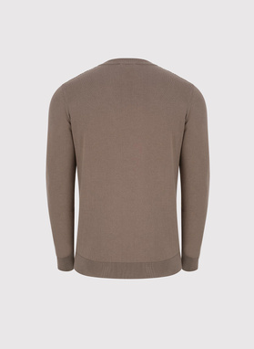 Brązowy sweter męski