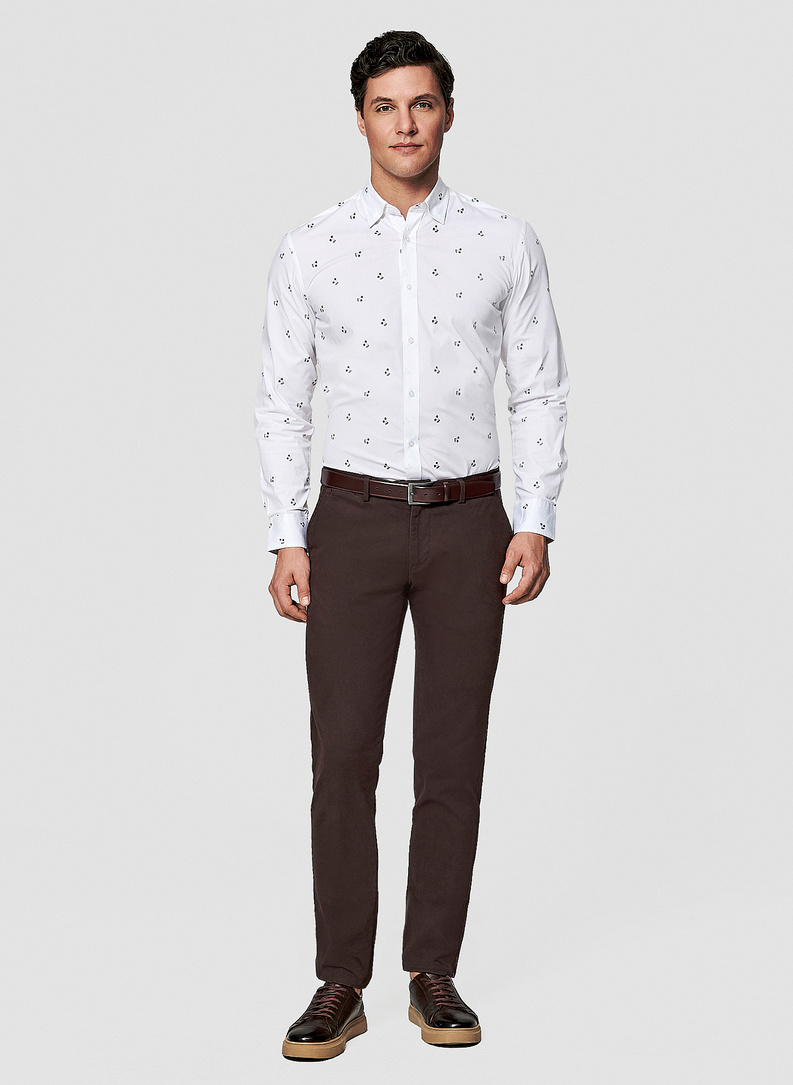 Biała koszula męska w wiśnie