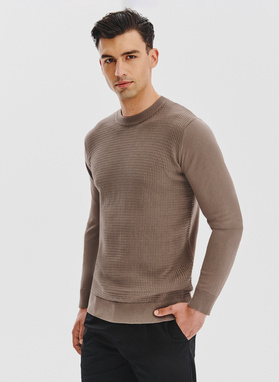 Brązowy sweter męski