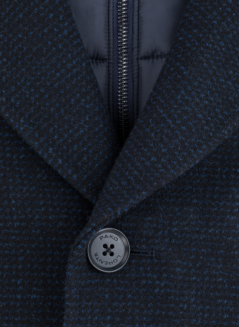 Granatowy płaszcz męski w drobną kratę