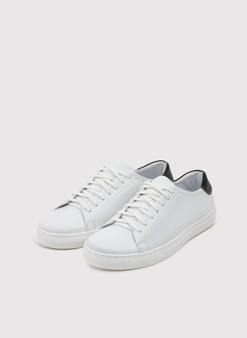 Skórzane białe sneakersy męskie z czarną wstawką