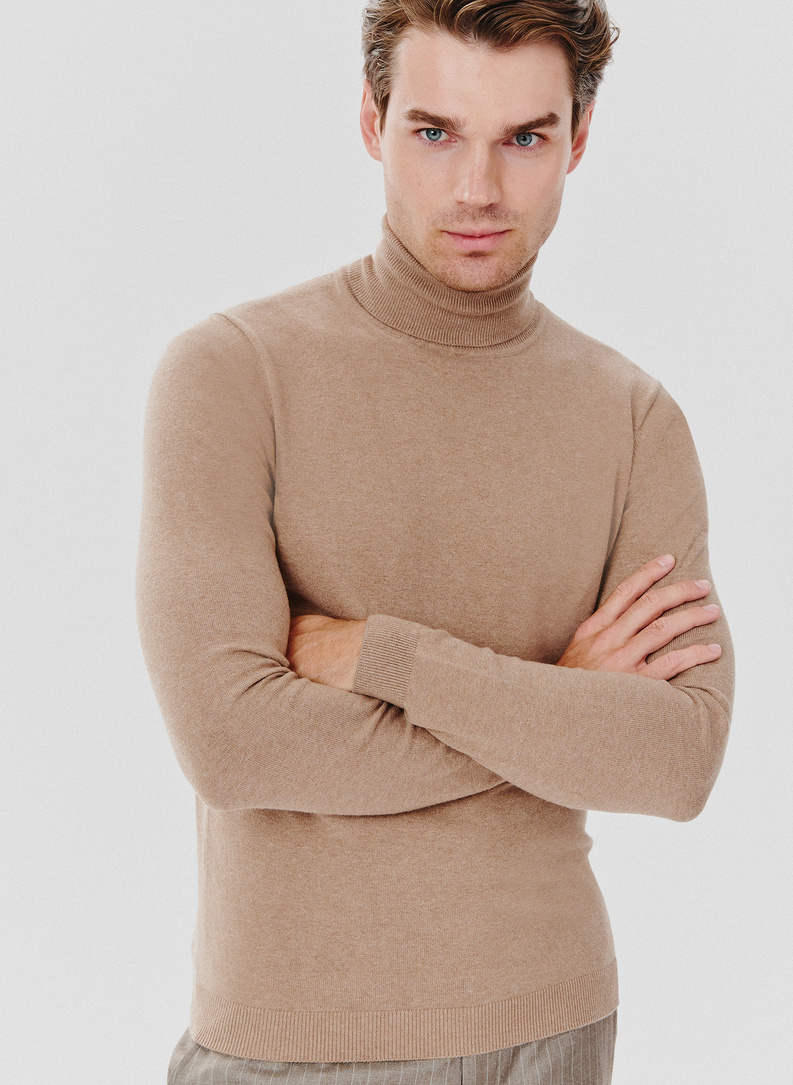 Beżowy gładki golf męski