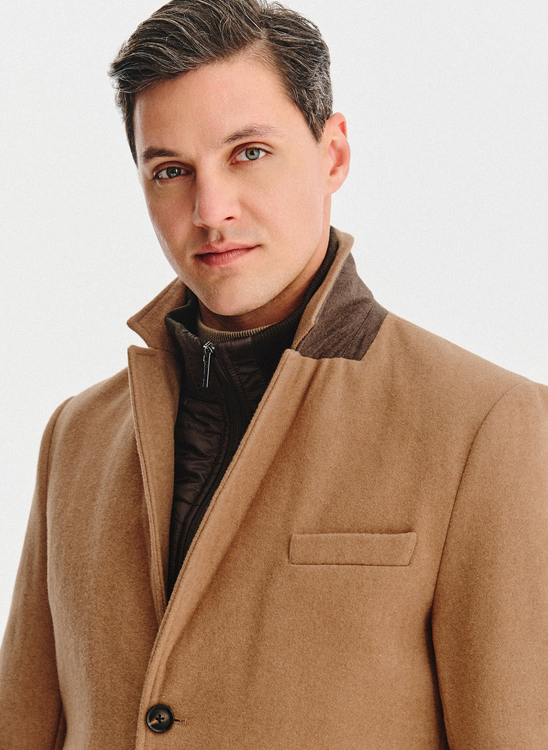 Beżowy płaszcz męski z odpinanym kołnierzem