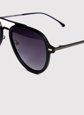 Czarne okulary przeciwsłoneczne pilotki