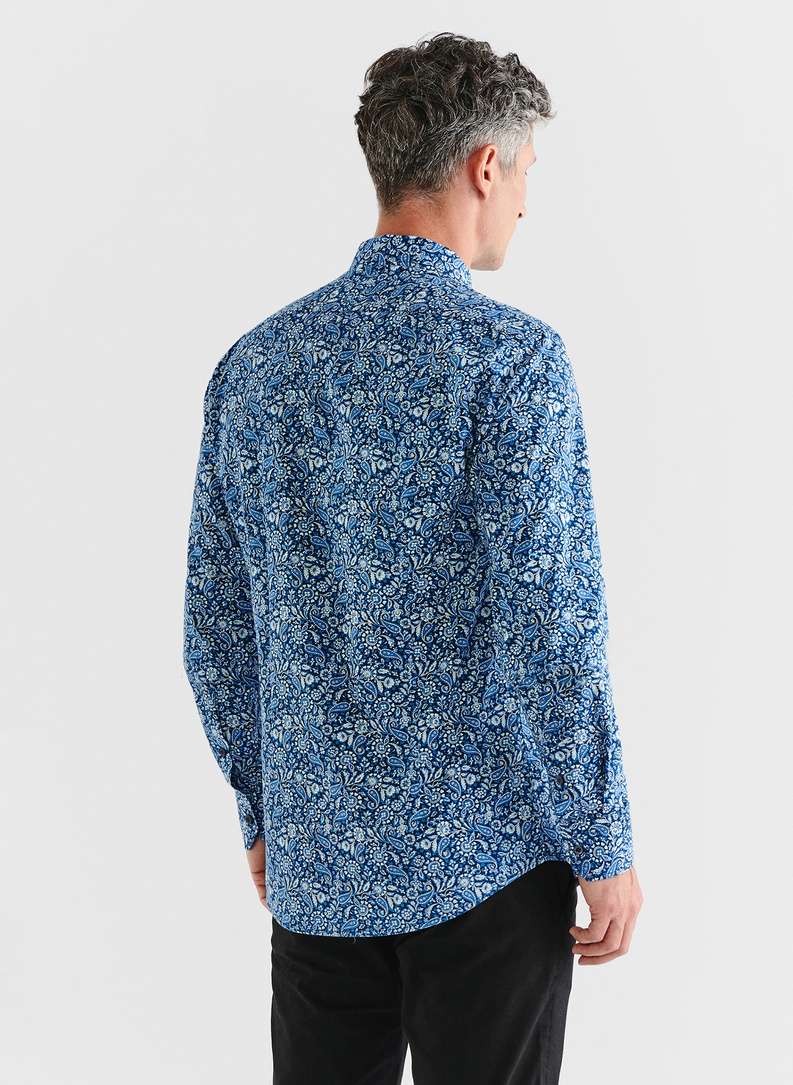 Casualowa niebieska koszula w paisley