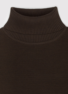 Sweter z golfem w kolorze brązowym