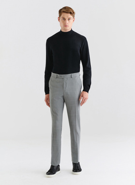 Szary garnitur męski w delikatną kratę