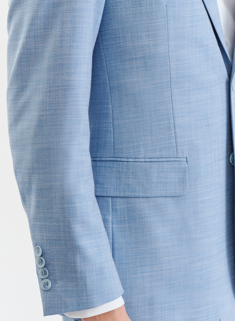 Niebieski garnitur męski o widocznej fakturze