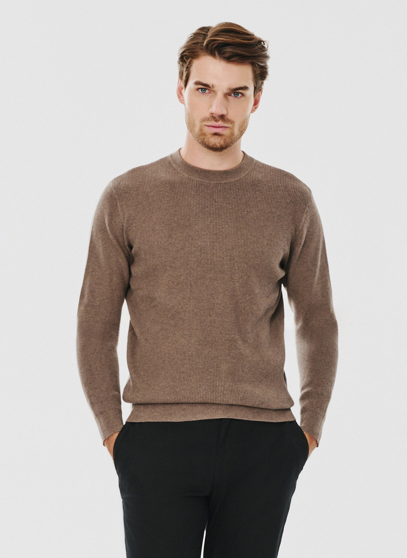 Męski sweter w kolorze brązowym